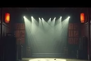 欧美新剧沙漏边缘沙漠旅人剪影画面